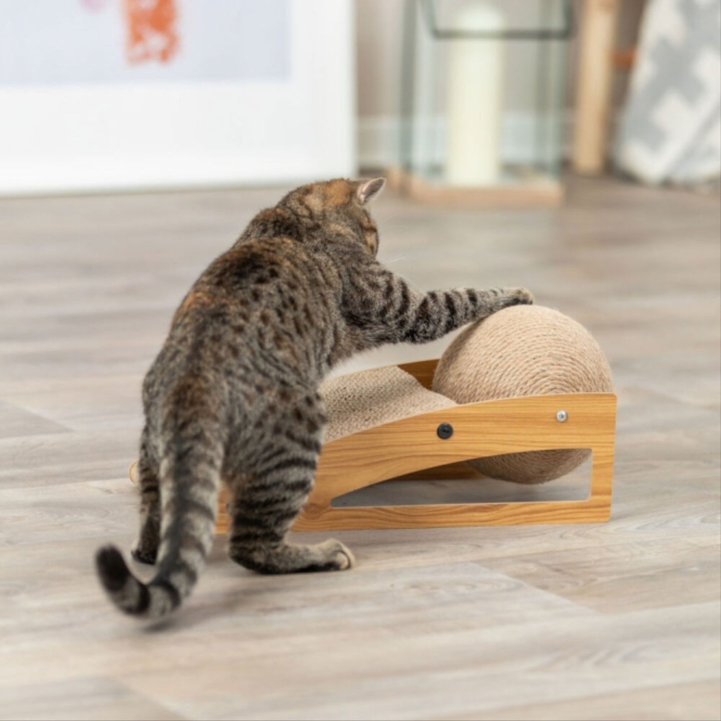 TRIXIE Kratzrampe mit großem Juteball & Catnip – Spiel- und Kratzspaß für Katzen