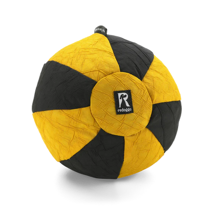 Redoggo Ball – robuster, nachhaltiger Spielball aus Airbag-Stoff